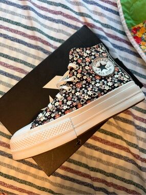 Multicolor platform floral converse